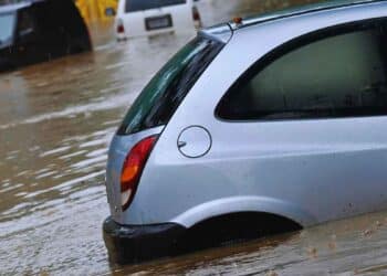 Coche inundado en una calle de Madrid tras las intensas lluvias de la borrasca Martinho