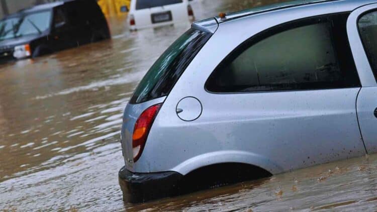 Coche inundado en una calle de Madrid tras las intensas lluvias de la borrasca Martinho