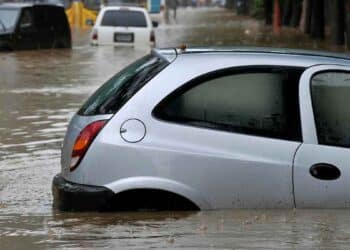 Coche parcialmente inundado en una calle de Madrid tras las últimas crecidas de los ríos