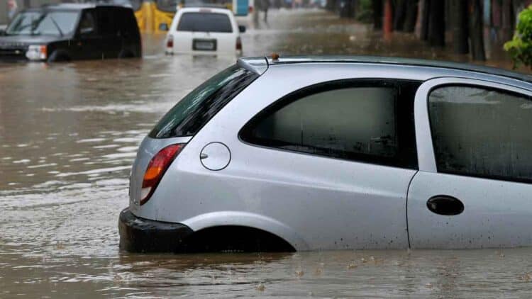 Coche parcialmente inundado en una calle de Madrid tras las últimas crecidas de los ríos