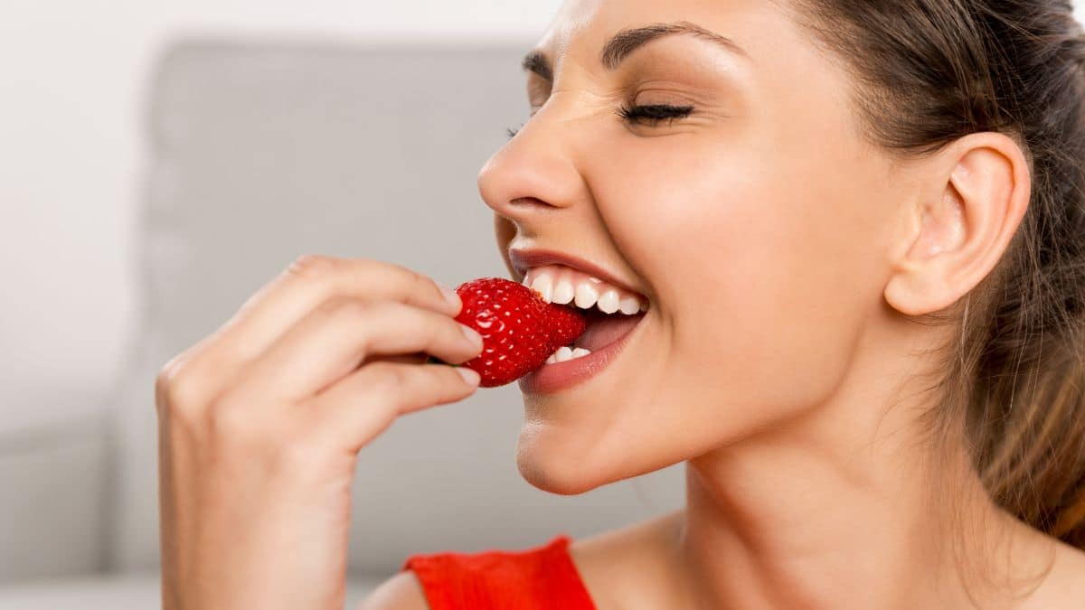 Las frutas como las fresas previenen el sarro dental.