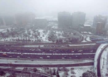 Vista aérea de Madrid cubierta de nieve y tráfico intenso durante las precipitaciones invernales