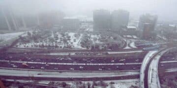 Vista aérea de Madrid cubierta de nieve y tráfico intenso durante las precipitaciones invernales