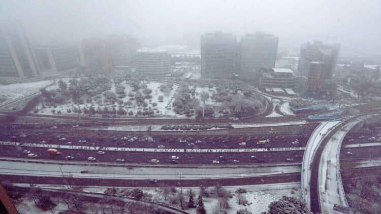 Vista aérea de Madrid cubierta de nieve y tráfico intenso durante las precipitaciones invernales