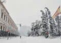 Calle de Madrid cubierta de nieve con la bandera de España al fondo, tras las intensas nevadas pronosticadas por la AEMET.