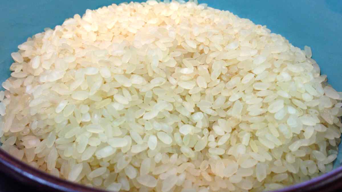 Primer plano de arroz blanco crudo retirado de supermercados por alerta sanitaria de alérgenos no declarados