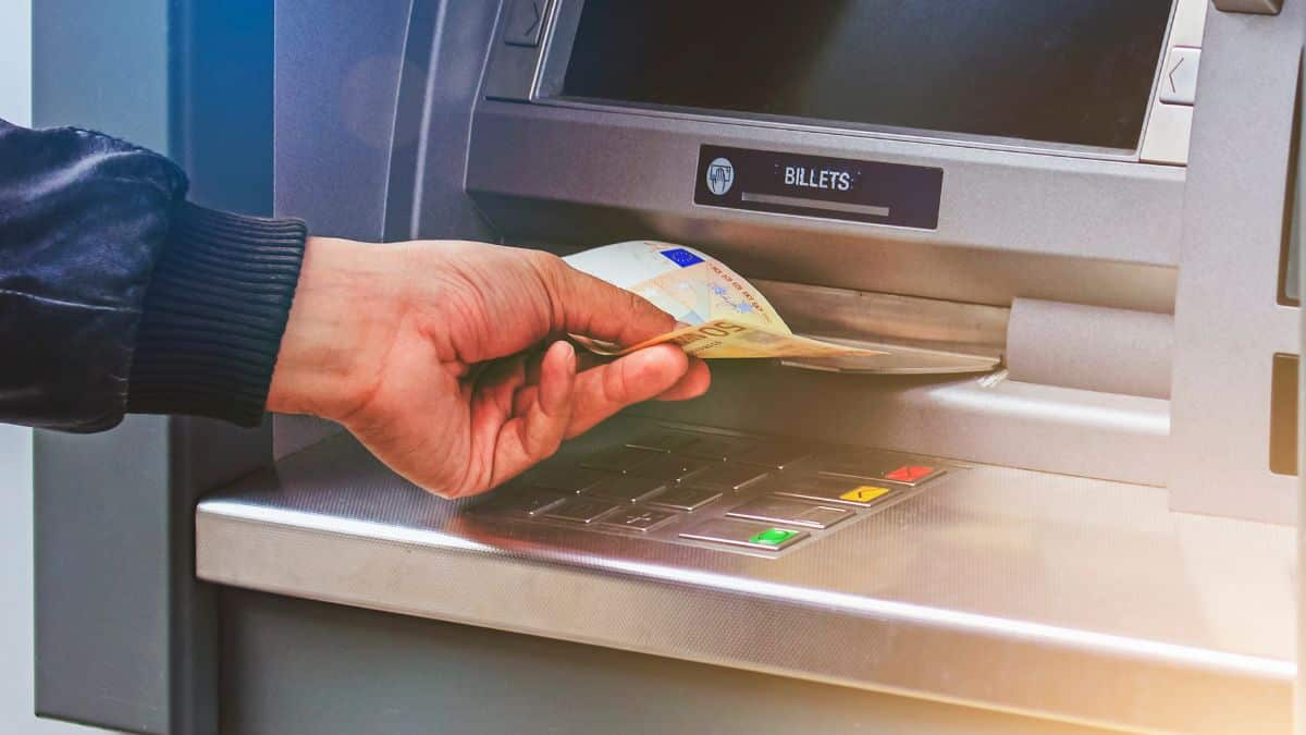 Cuantiosas multas por sacar estas cantidades del banco.