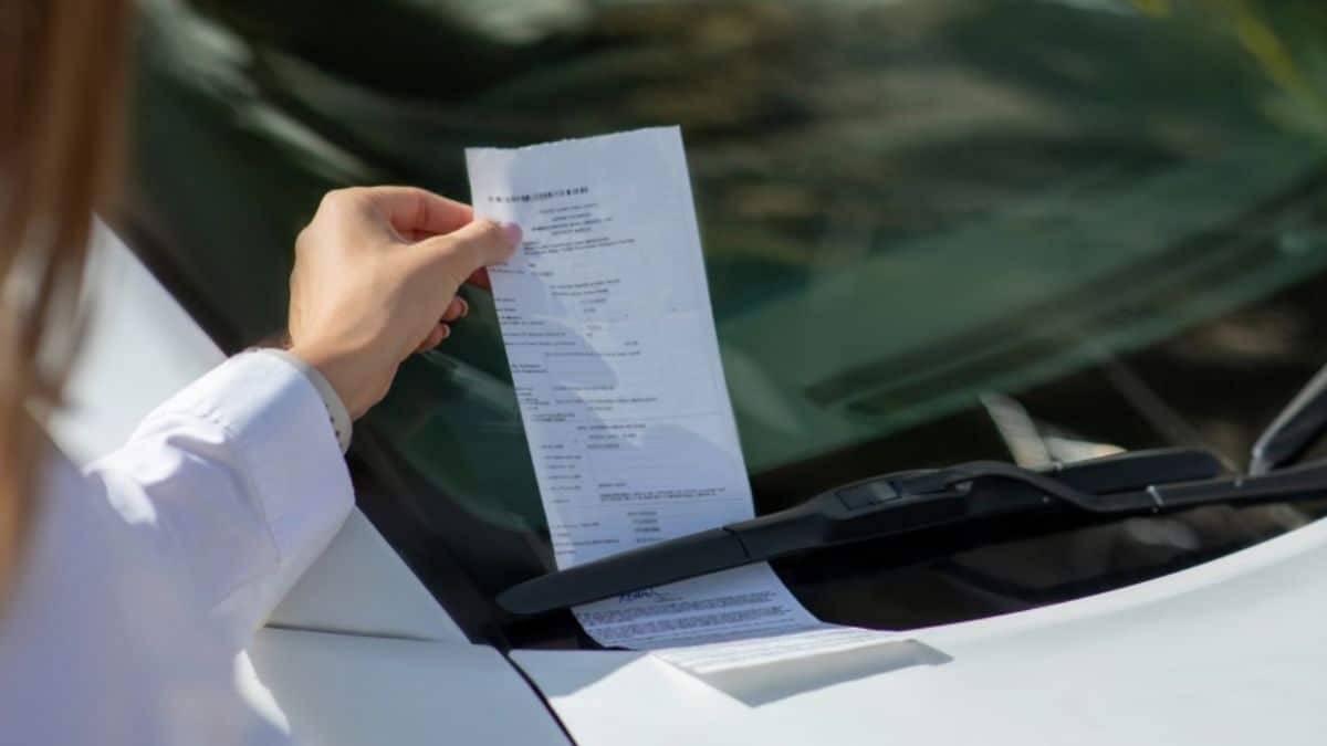 La DGT impone estas multas de 200 euros.