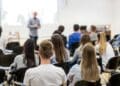 Las becas de la Caixa para estudiar grados universitarios.