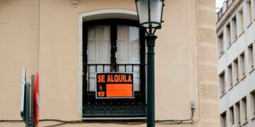 Cartel “Se alquila” en el balcón de un piso urbano, recordatorio de Hacienda para declarar las rentas del alquiler