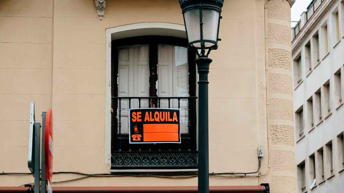 Cartel “Se alquila” en el balcón de un piso urbano, recordatorio de Hacienda para declarar las rentas del alquiler