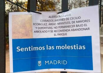 Cartel de alerta naranja en Madrid que informa del cierre de parques municipales por riesgo meteorológico