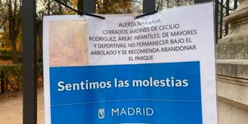 Cartel de alerta naranja en Madrid que informa del cierre de parques municipales por riesgo meteorológico