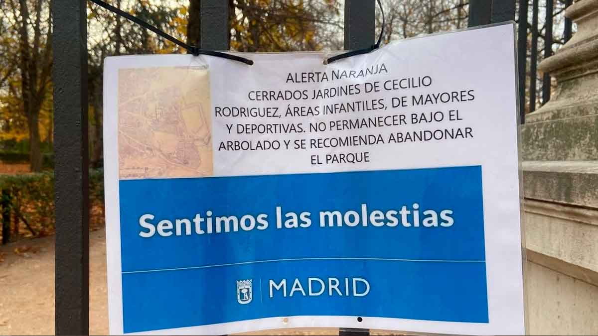 Cartel de alerta naranja en Madrid que informa del cierre de parques municipales por riesgo meteorológico