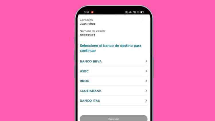 Pantalla de móvil con opciones de bancos para hacer una transferencia, ejemplo del aviso del Banco de España sobre pagar el alquiler por transferencia bancaria