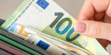 Mano sosteniendo billetes de euro en una cartera para ilustrar la promoción de hasta 750 euros de un banco digital sin comisiones