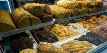 Expositor con galletas, bollería y panes artesanales de la popular cadena de pastelerías que cierra tras 90 años de historia.