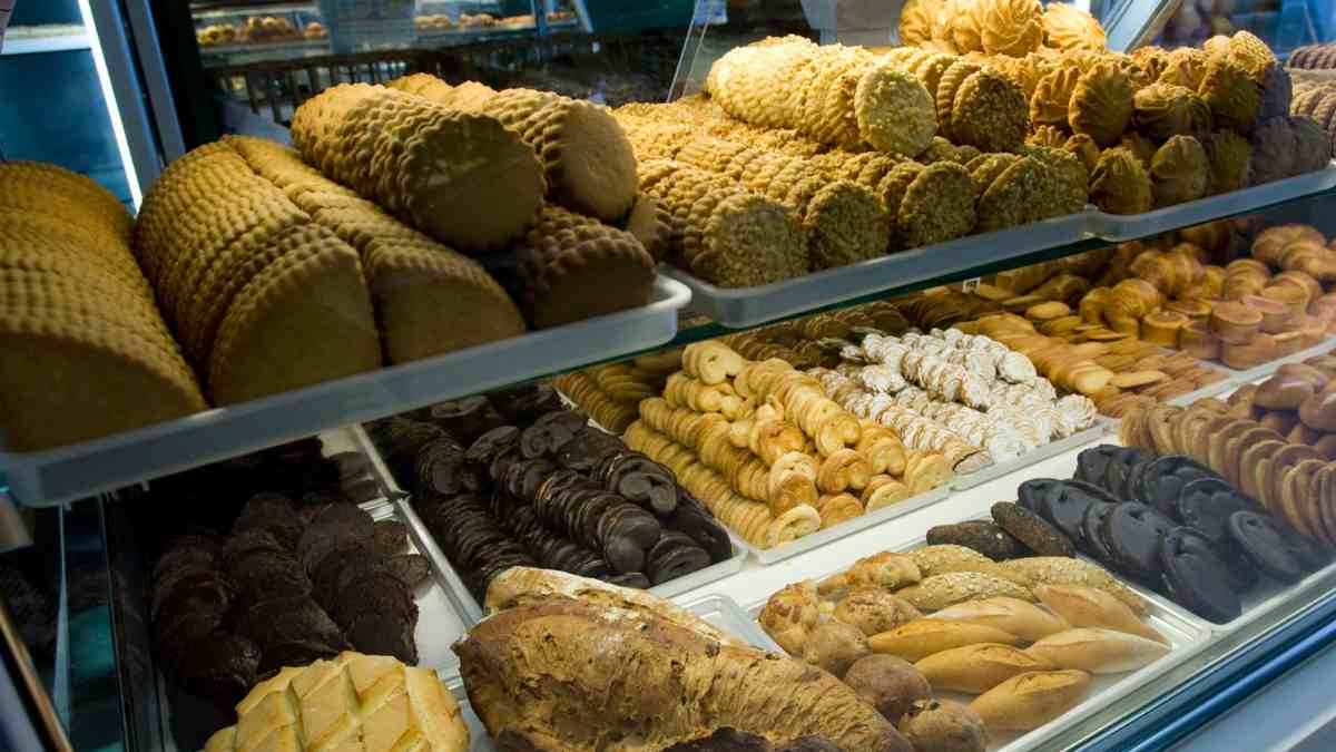 Expositor con galletas, bollería y panes artesanales de la popular cadena de pastelerías que cierra tras 90 años de historia.