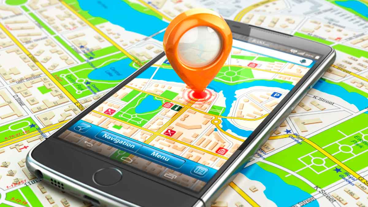 Teléfono móvil con geolocalización en un mapa, mostrando cómo rastrearlo solo con el número y proteger datos personales