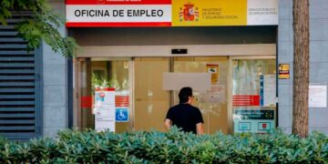 Entrada de una Oficina de Empleo del SEPE en Madrid con un solicitante a las puertas
