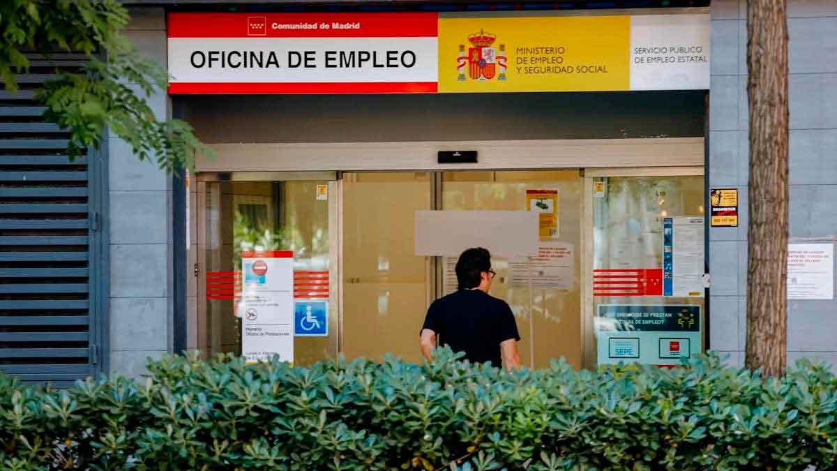 Entrada de una Oficina de Empleo del SEPE en Madrid con un solicitante a las puertas