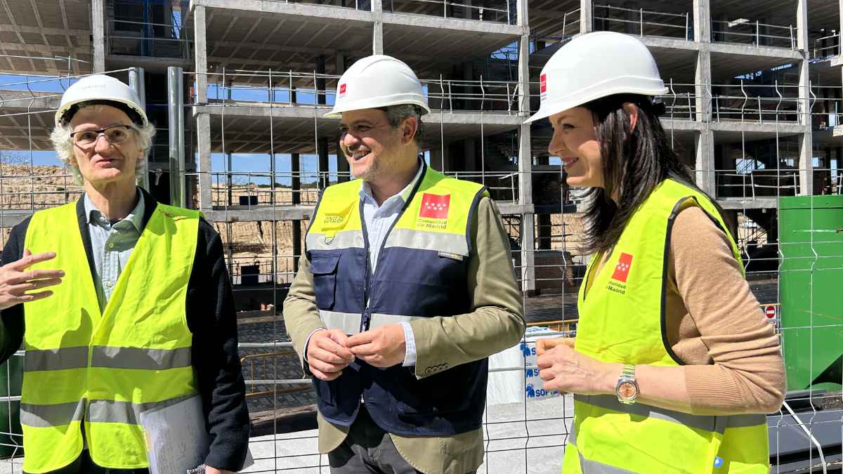 Visita técnica a obra en construcción en Madrid con representantes de la Comunidad de Madrid con chalecos y cascos de seguridad