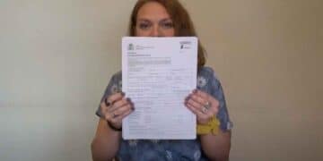 Mujer sosteniendo el formulario oficial del Ingreso Mínimo Vital para la Declaración de la Renta 2025