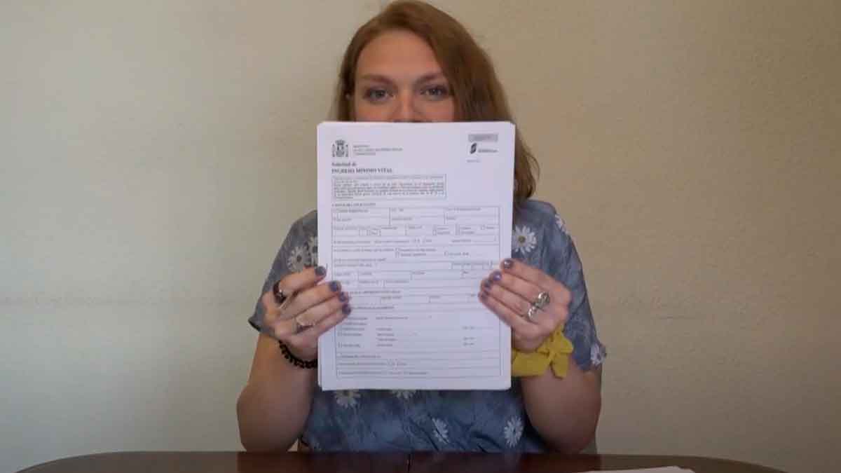 Mujer sosteniendo el formulario oficial del Ingreso Mínimo Vital para la Declaración de la Renta 2025