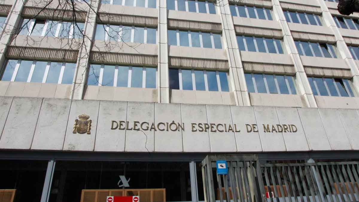 Fachada de la Delegación Especial de Madrid de la Agencia Tributaria, donde se gestionan las deducciones autonómicas del IRPF 2024 / 2025