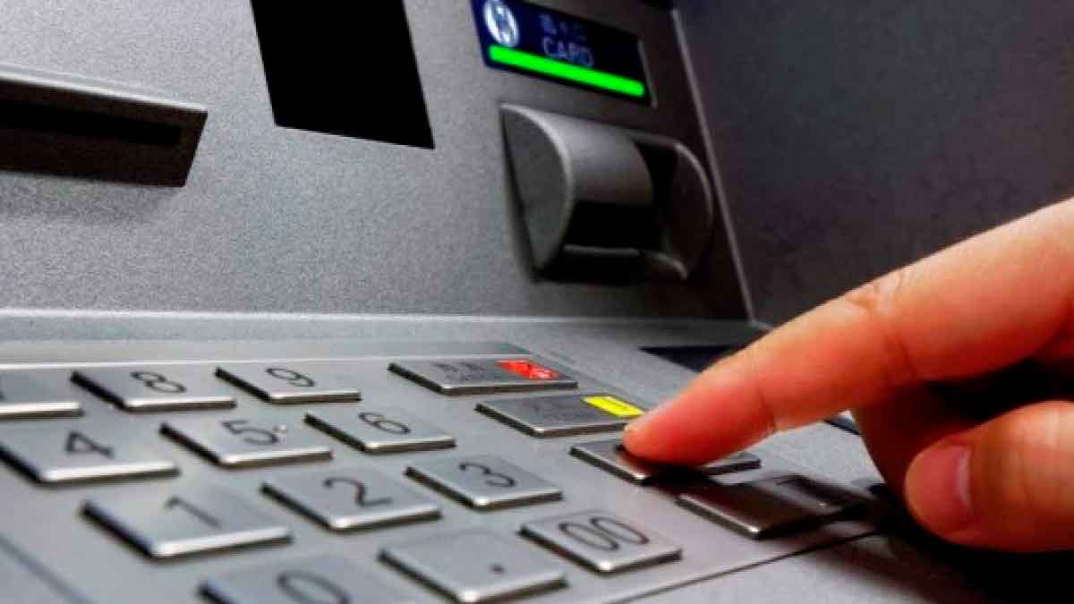 Dedo presionando el botón “Cancelar” de un cajero automático para cerrar sesión y prevenir fraudes y estafas bancarias