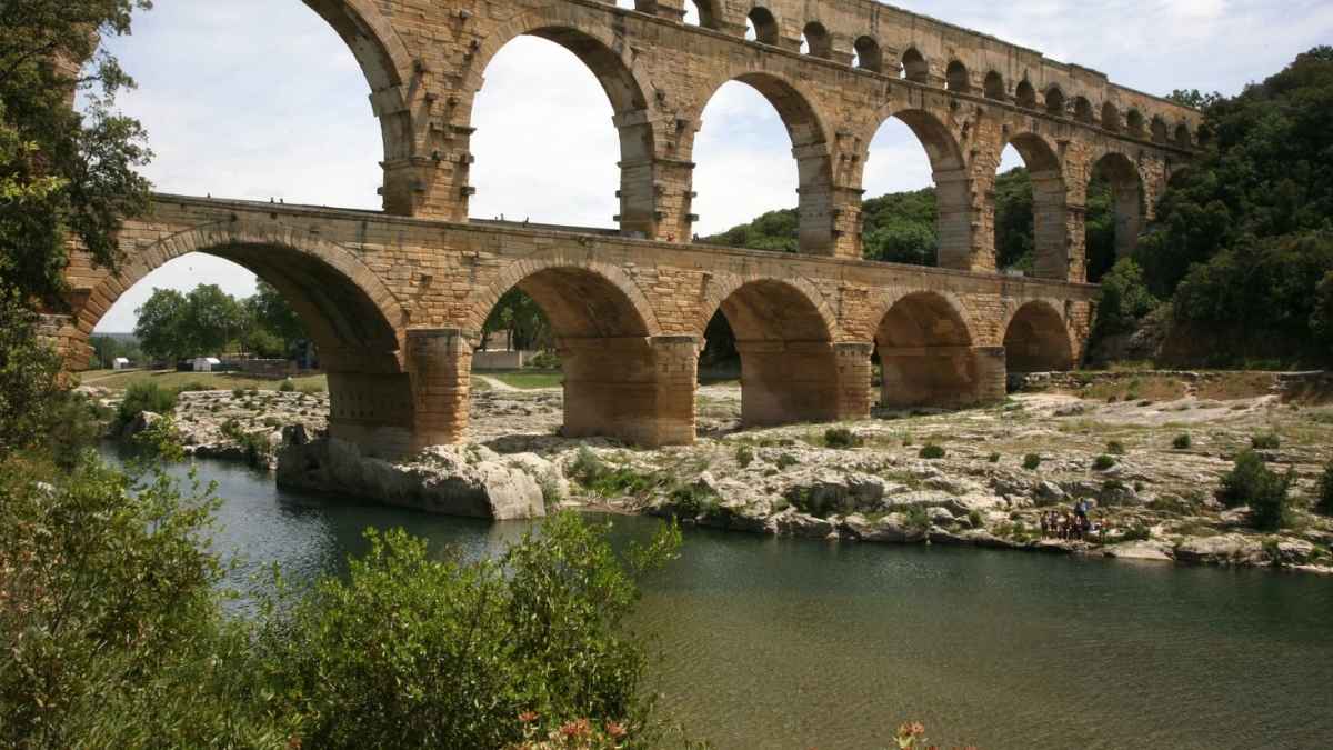 Acueducto romano sobre el río en el sur de Francia