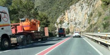 Tramo de carretera con línea continua roja implantada por la DGT en la A‑355 (Málaga) que prohíbe adelantamientos en zona peligrosa
