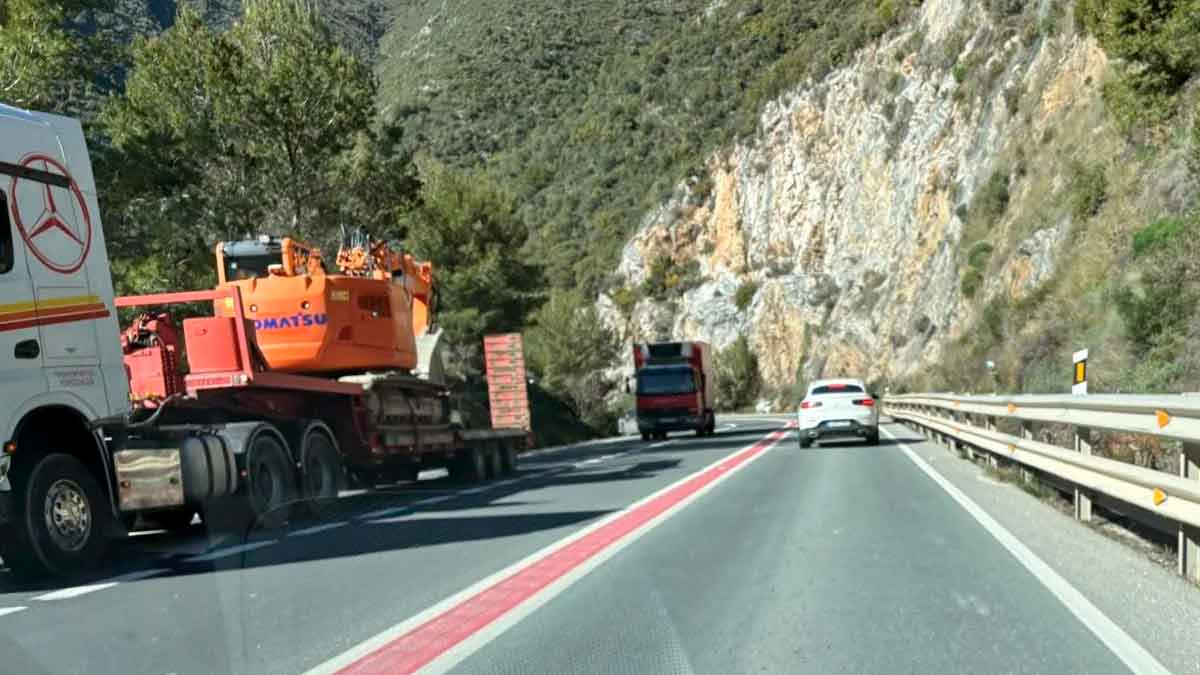 Tramo de carretera con línea continua roja implantada por la DGT en la A‑355 (Málaga) que prohíbe adelantamientos en zona peligrosa