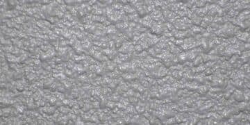 Gotelé en pared con textura granulada, común en viviendas españolas