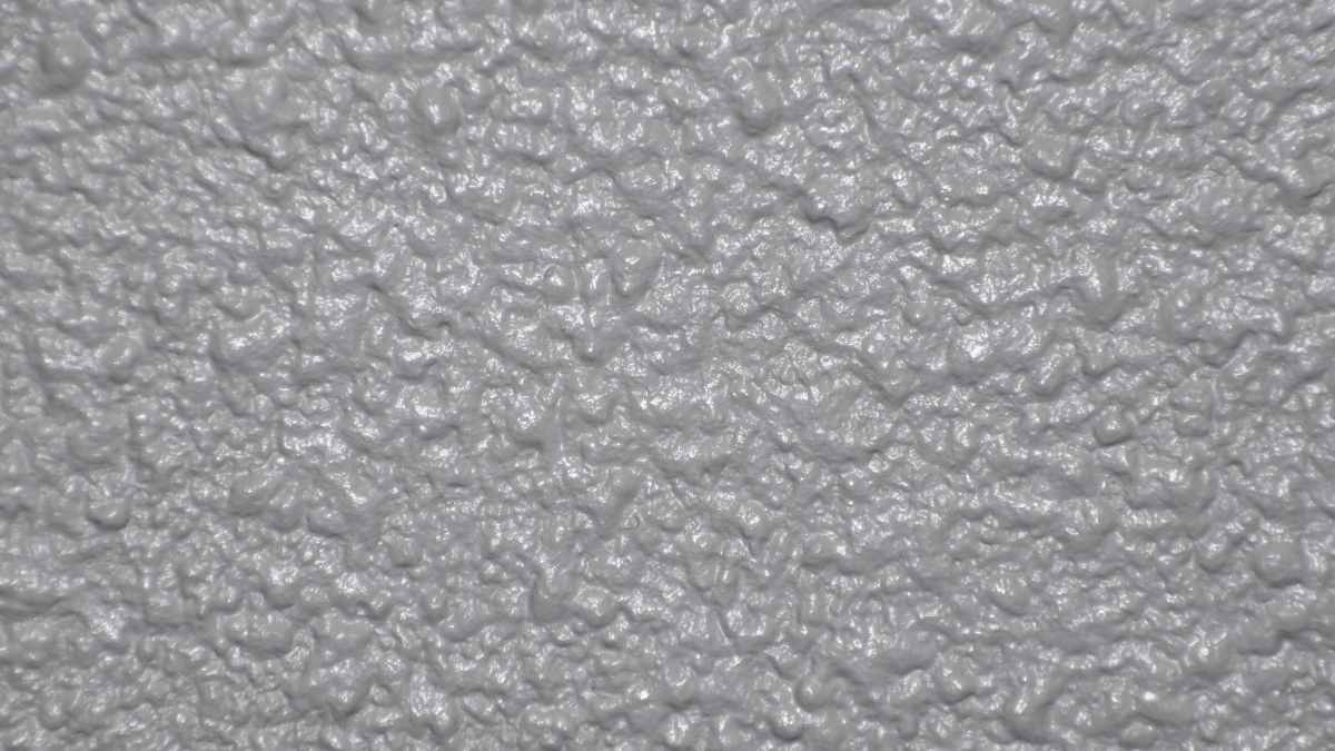 Gotelé en pared con textura granulada, común en viviendas españolas