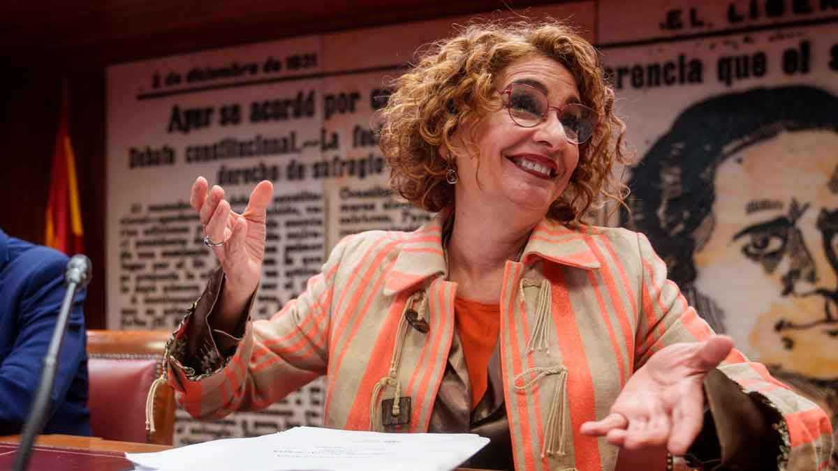 Ministra de Hacienda gesticulando mientras explica las devoluciones de la Renta 2025