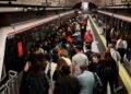 Andén lleno de pasajeros esperando trenes durante un retraso en el Metro de Madrid