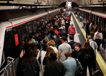 Andén lleno de pasajeros esperando trenes durante un retraso en el Metro de Madrid