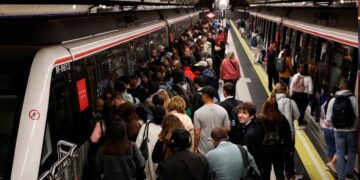 Andén lleno de pasajeros esperando trenes durante un retraso en el Metro de Madrid