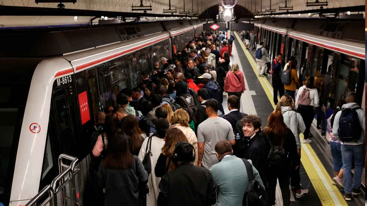 Andén lleno de pasajeros esperando trenes durante un retraso en el Metro de Madrid
