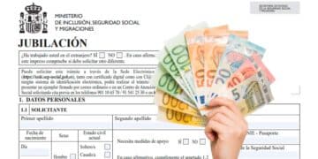 Formulario de jubilación de la Seguridad Social y mano con billetes de euro, representando la jubilación del 100% en 2025 para nacidos entre 1960 y 1970