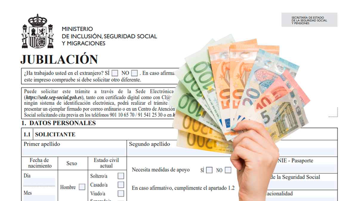 Formulario de jubilación de la Seguridad Social y mano con billetes de euro, representando la jubilación del 100% en 2025 para nacidos entre 1960 y 1970