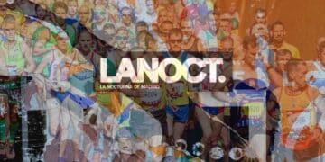 Corredores participando en La Nocturna de Madrid, la carrera nocturna de 7 km con música y luces por las calles de la capital