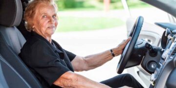 Mujer mayor conduciendo un coche, normativa DGT renovación carnet mayores de 65