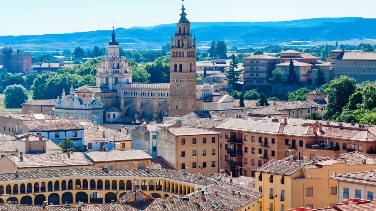 Vista panorámica de Tarazona con la catedral de Santa María de la Huerta y la plaza de toros antigua