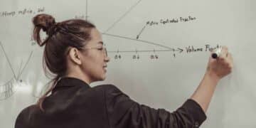 Profesora de Secundaria escribiendo en la pizarra durante su jornada lectiva en Madrid.