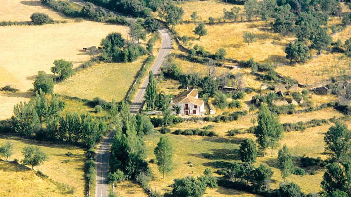 Actor famoso, vive en un pueblo sin vecinos.
