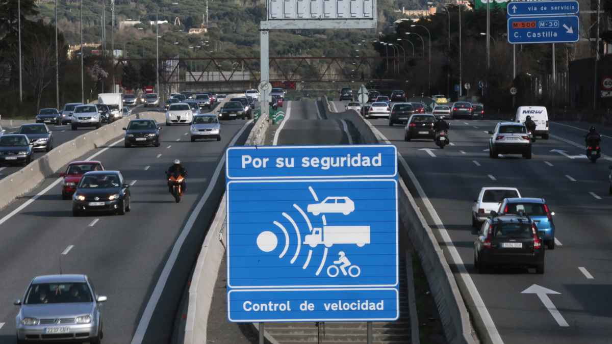 Señal de control de velocidad por radar en carretera de la DGT en Madrid con tráfico intenso