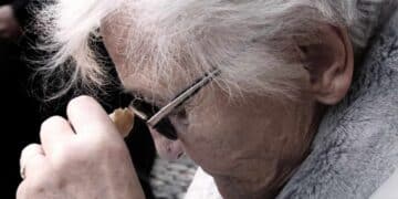 Mujer mayor con gafas representando el Grado 3 de Dependencia en 2025