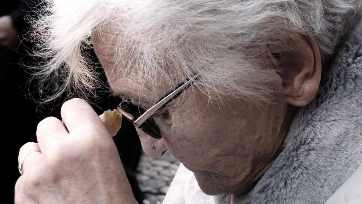 Mujer mayor con gafas representando el Grado 3 de Dependencia en 2025